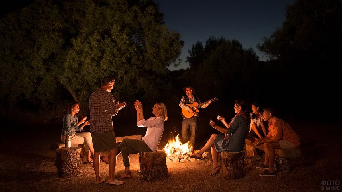 Такие вечера запоминаются обычно на всю жизнь. Беззаботная юность. Самое счастливое время.