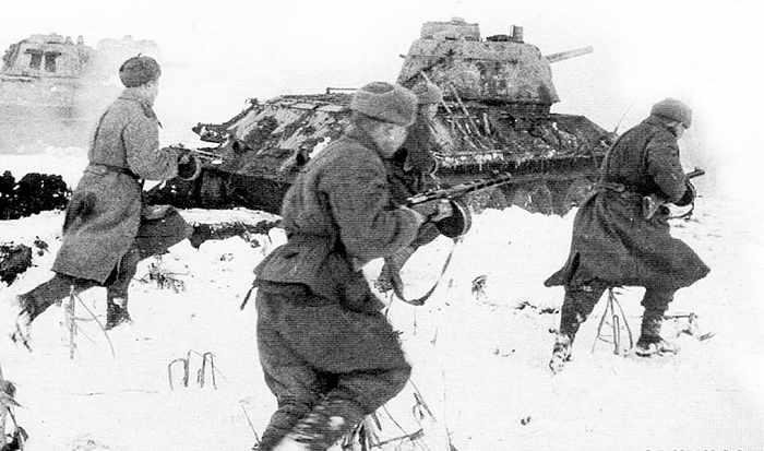 Советские солдаты наступают на немецкие позиции