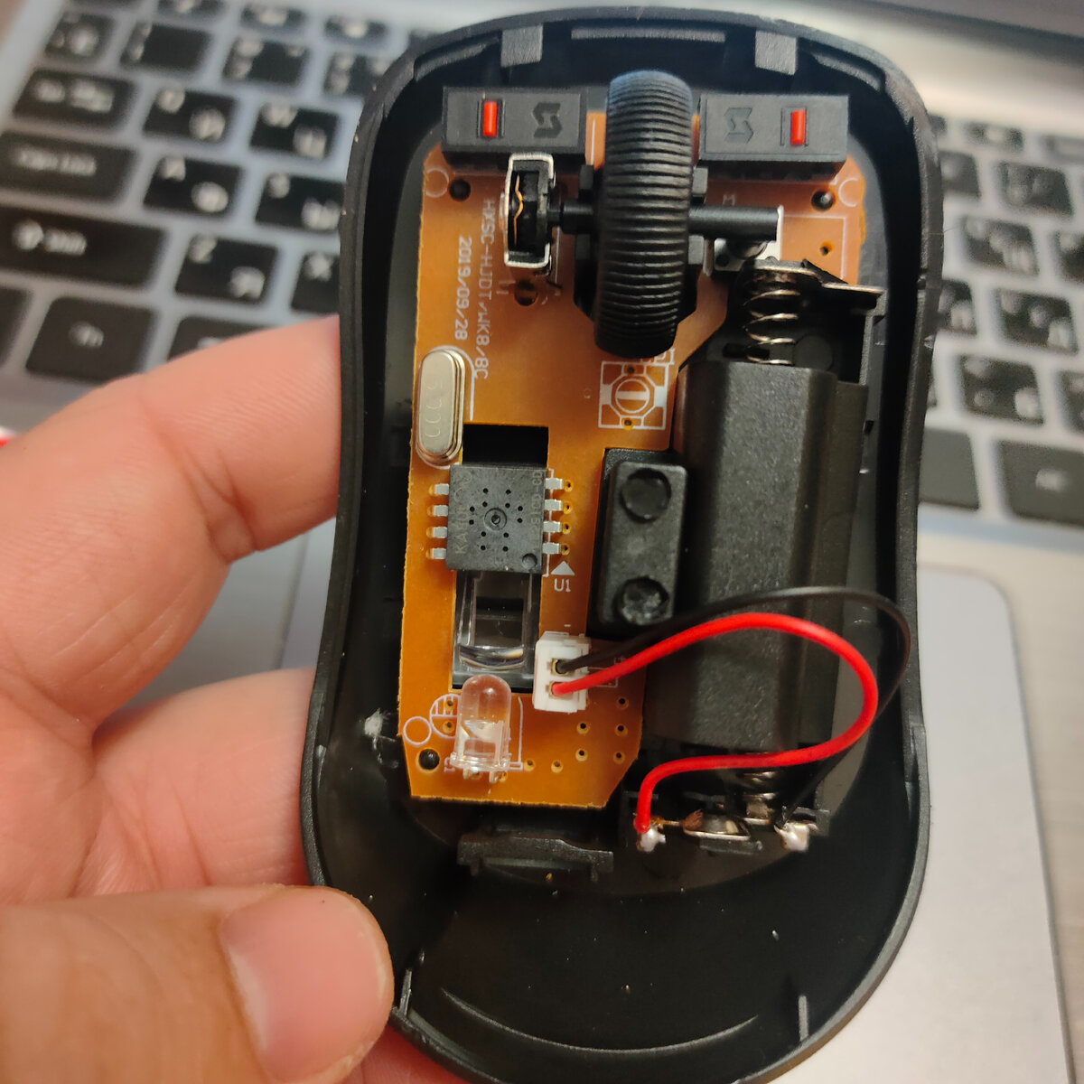 радиодетали на плате от мышки для ПК