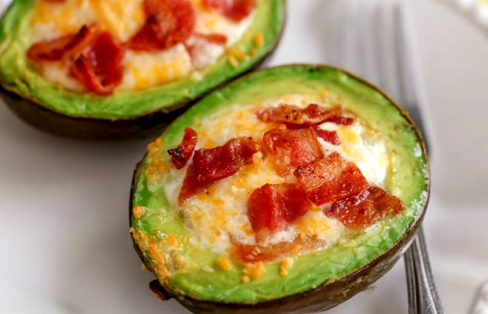 Запечённые яйца в авокадо с беконом и сыром 
