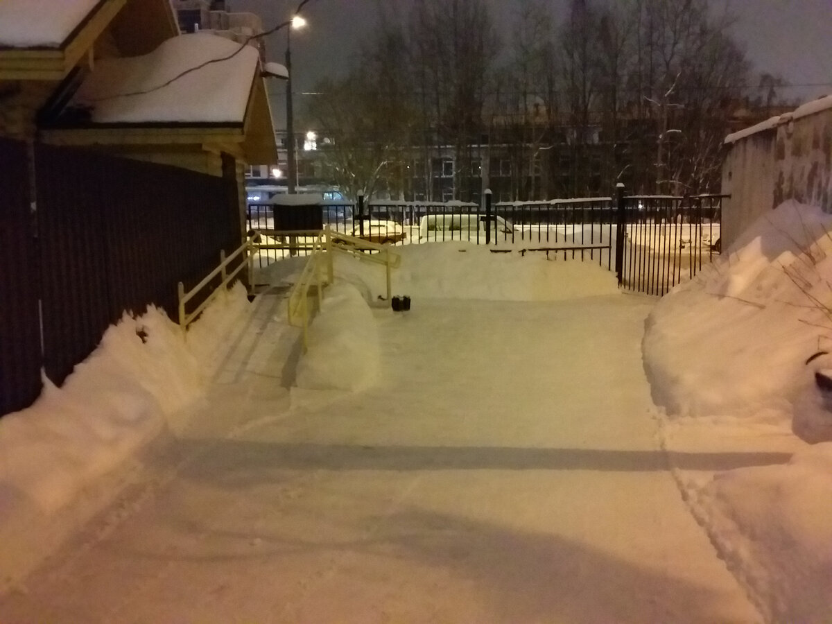 Это я снег убирал, все аккуратно и порядок. Но ни одной смены без истерик со стороны баб-торговок. Одна придралась, что ком снега остался. Убери, понял!!!!!!!!! - орала.