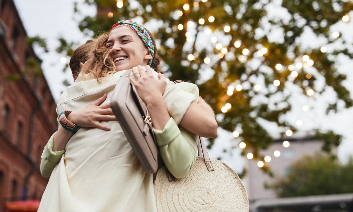 Встреча землячек. Фото с фотостока.