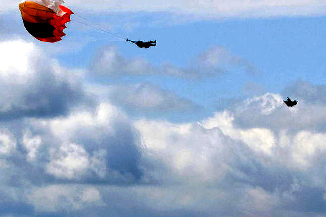 Фото из сети из свободных источников. Имеет отношение к теме статьи. В правой стороне видно катапультное кресло. Лётчика только что отсоединило от кресла и начал наполняться парашют.