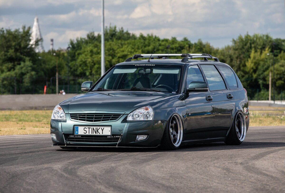 Lada Priora в кузове универсал обычно покупают, руководствуясь практической семейной логикой — большая машина же! Но мы вам расскажем о том, как можно сделать «Приору» экспонатом выставок