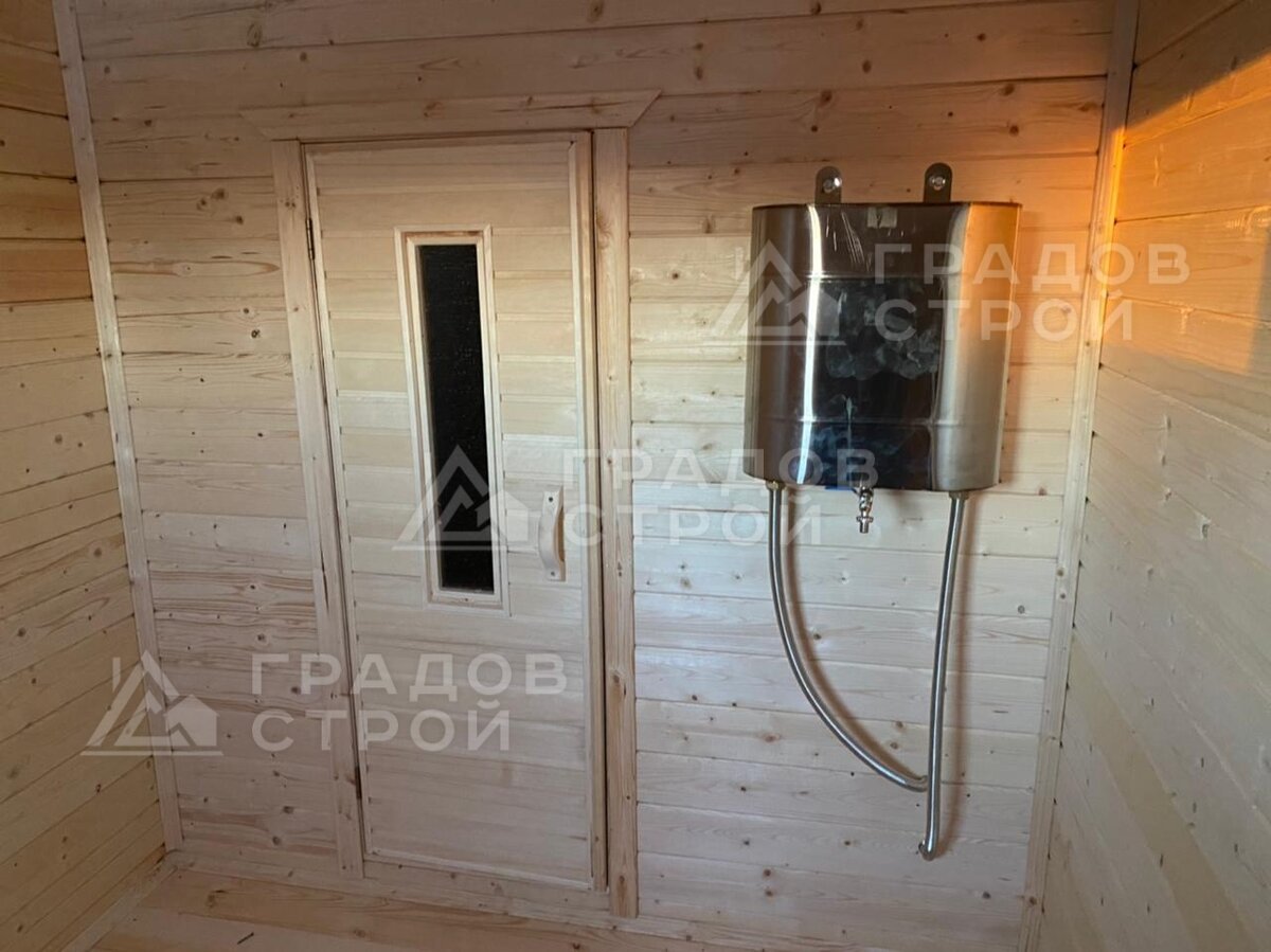 Немного расскажем о строительстве этой бани из профилированного бруса 140х140 мм камерной сушки по проекту 6х6 "Березка" https://gradovstroi.ru/catalog/bani-iz-brusa/berezka