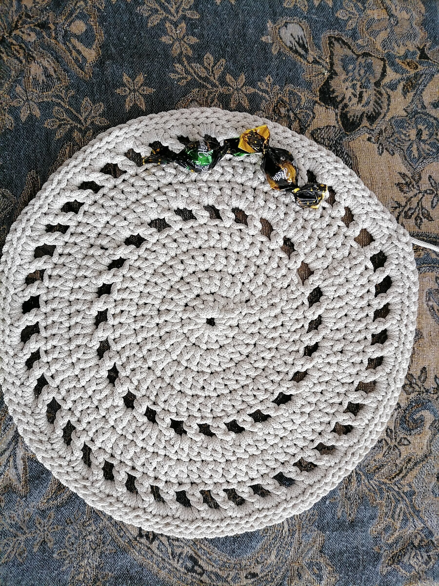 Две ажурные дорожки придают воздушности декоративным предметам. 