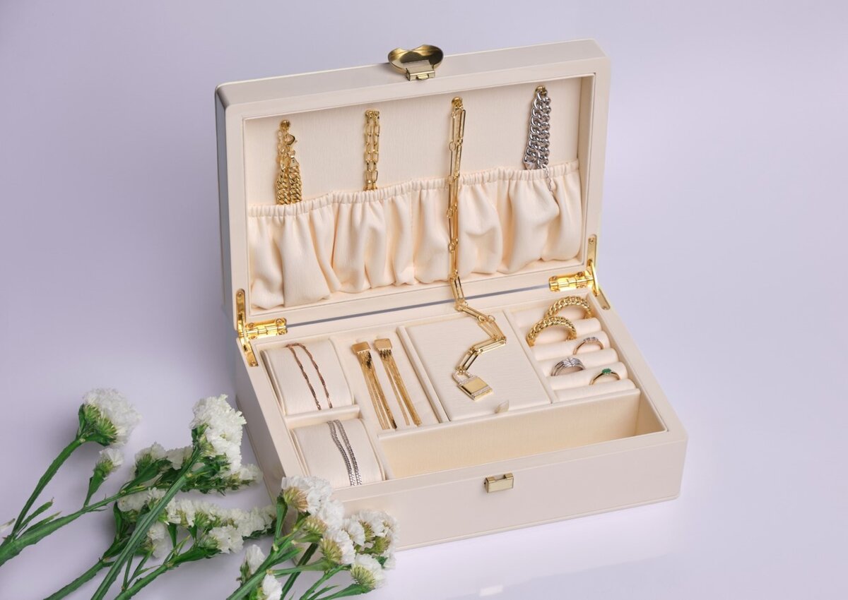 Храните украшения в закрытой шкатулку, изделия не должны соприкасаться друг с другом.