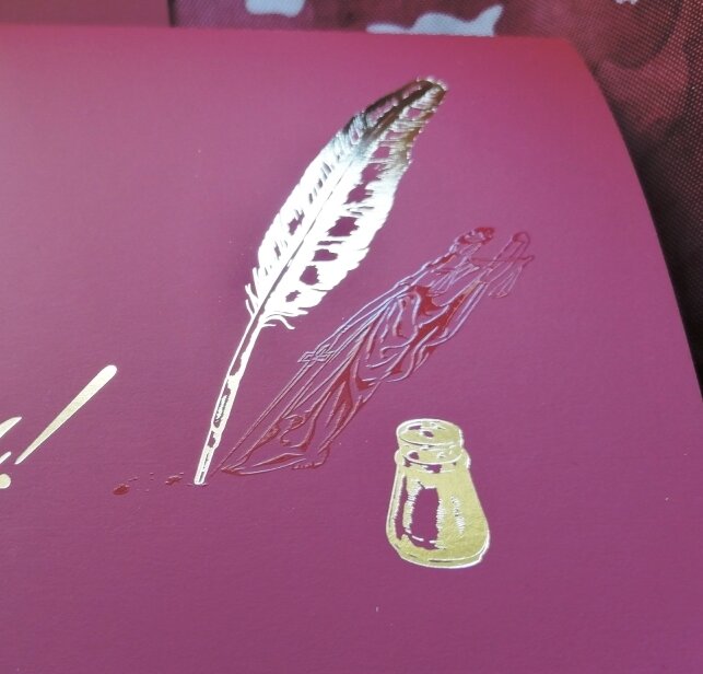 Совмещение шелкографии (выборочная лакировка) и тиснения на открытке.