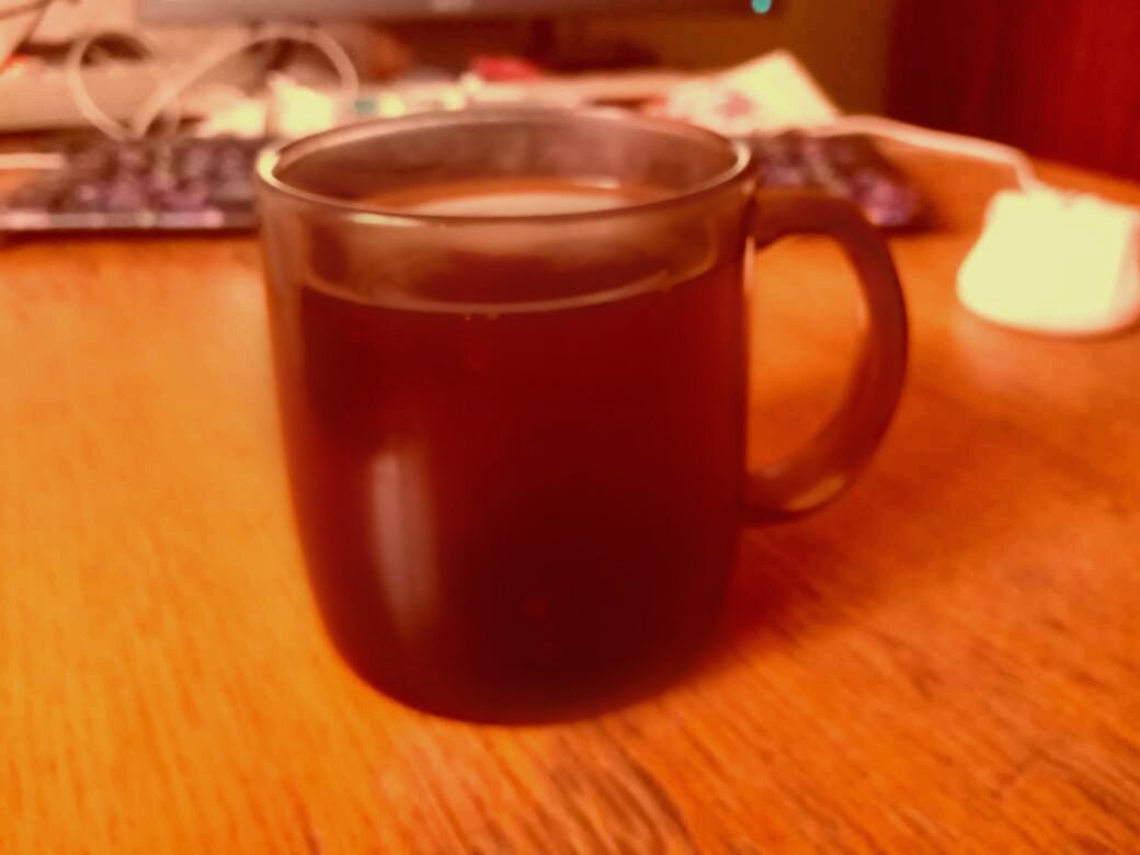 Стол-кормилец все еще дуется. Поэтому сегодня на фото стол работяжка