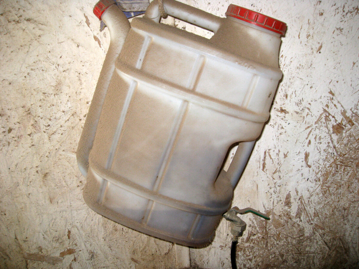 Бак для воды с краном