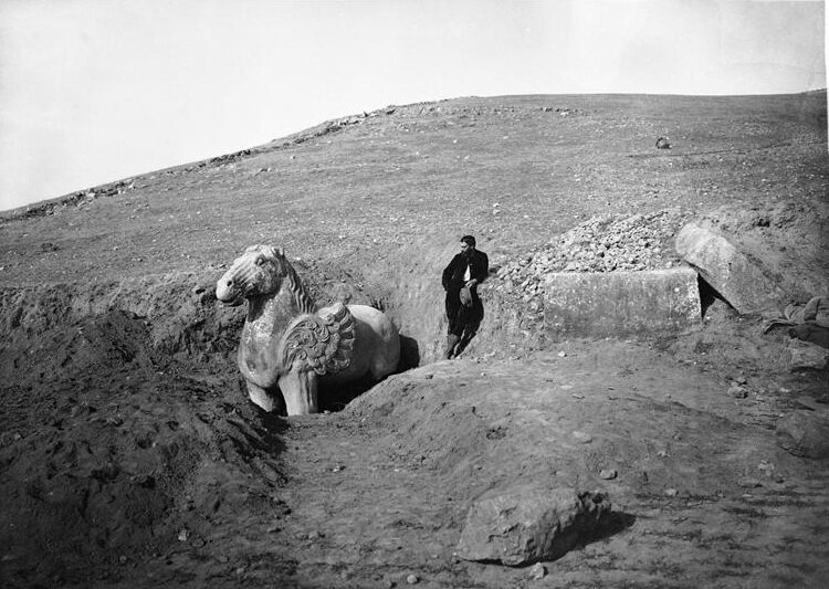 На фото крылатый конь в гробнице императора Гао-цзуна, 683 год, эпоха Тан. В некоторых трактовках крылатый конь - это единорог. Он же лошадь-дракон. Такое определение вернее, если держаться древней китайской мифологии. Крылатый конь - сын дракона и лошади, один из девяти сыновей дракона.