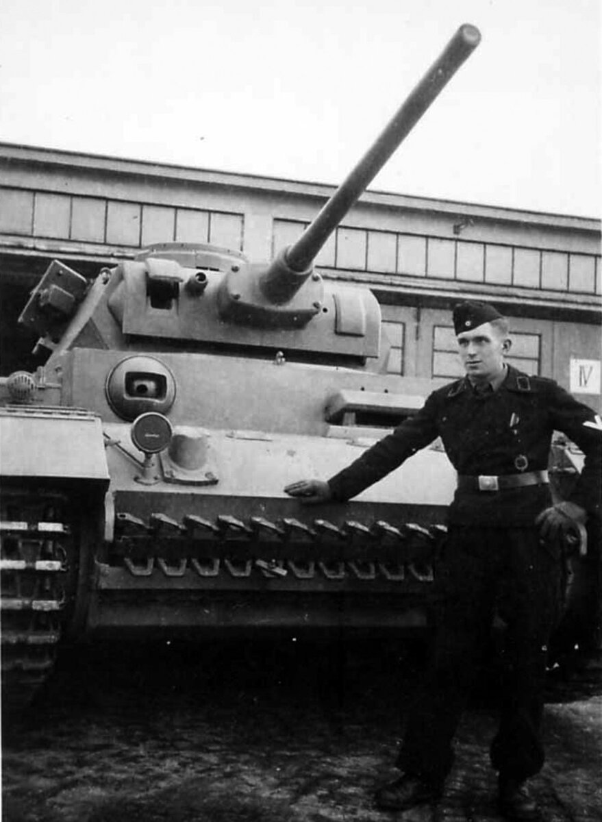 На некоторых заводах эти танки еще несли индекс Pz.Kpfw.III Ausf.J. Впрочем, отсутствие боковых смотровых лючков на башне - это уже верный знак.