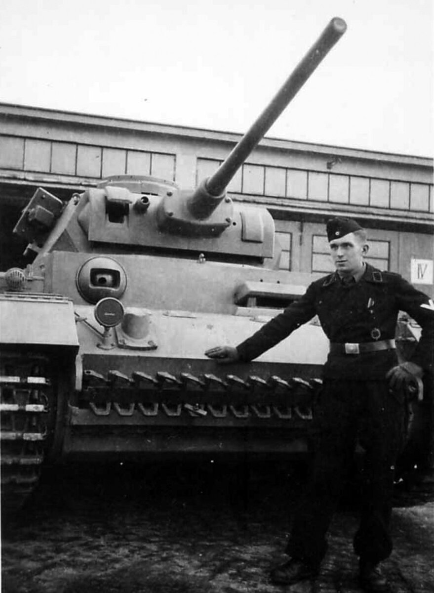 На некоторых заводах эти танки еще несли индекс Pz.Kpfw.III Ausf.J. Впрочем, отсутствие боковых смотровых лючков на башне - это уже верный знак.