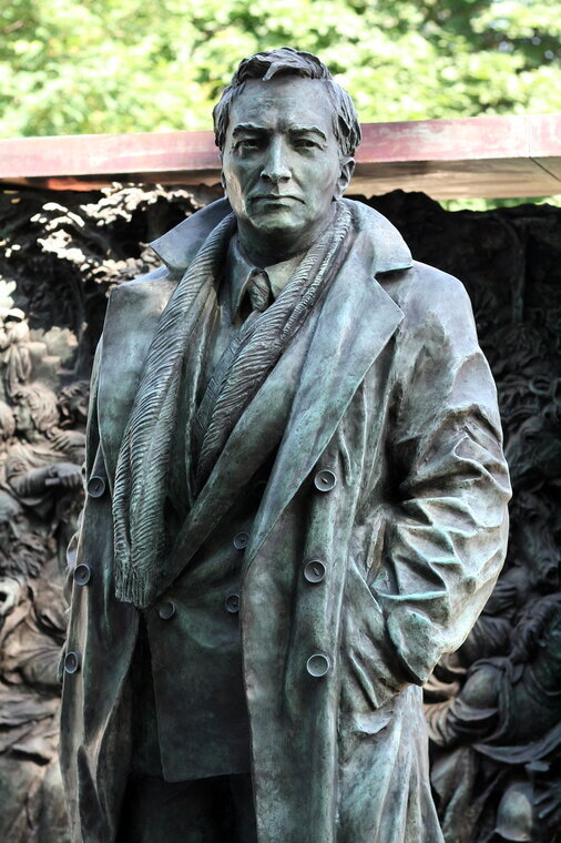 Памятник Вячеславу Тихонову, Новодевичье кладбище, Москва