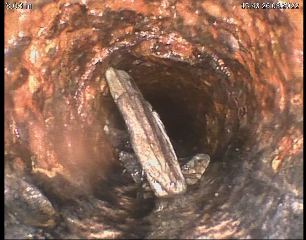 Кусок штукатурки, застрявший в трубе.