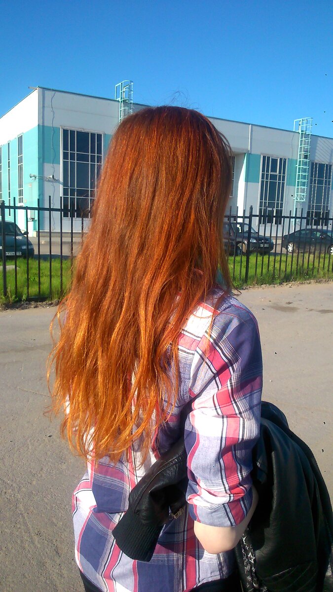 Здесь волосы после первого окрашивания хной