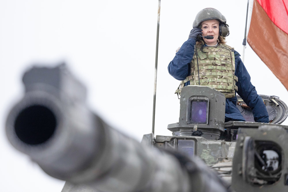 Лиз Трасс осваивает новую военно-учетную специальность