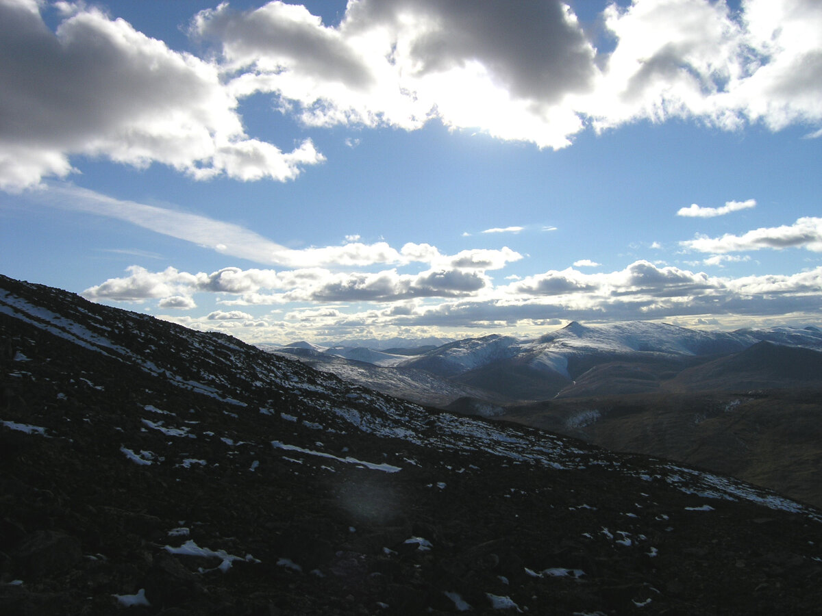 Сопки, снег, облака. Чукотка
