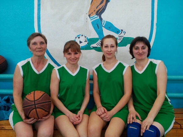    Надежда КУЗУБ (слева) в составе сборной района на краевой спартакиаде педагогов