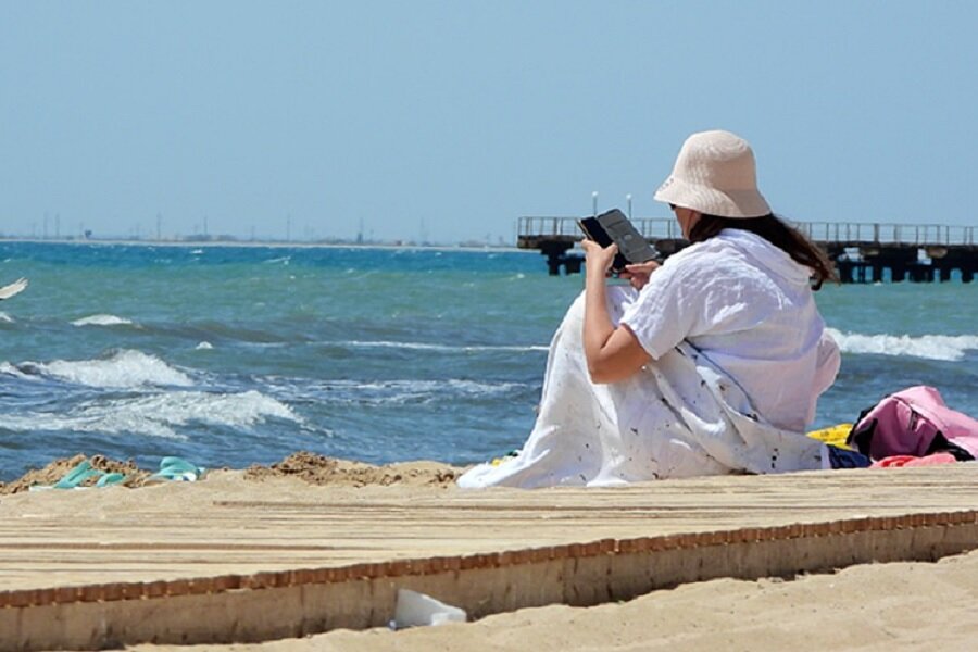 тысячами туристов