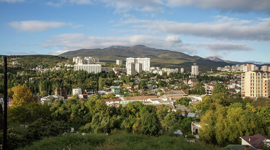 Вид на Алушту. Фото Министерства курортов и туризма РК