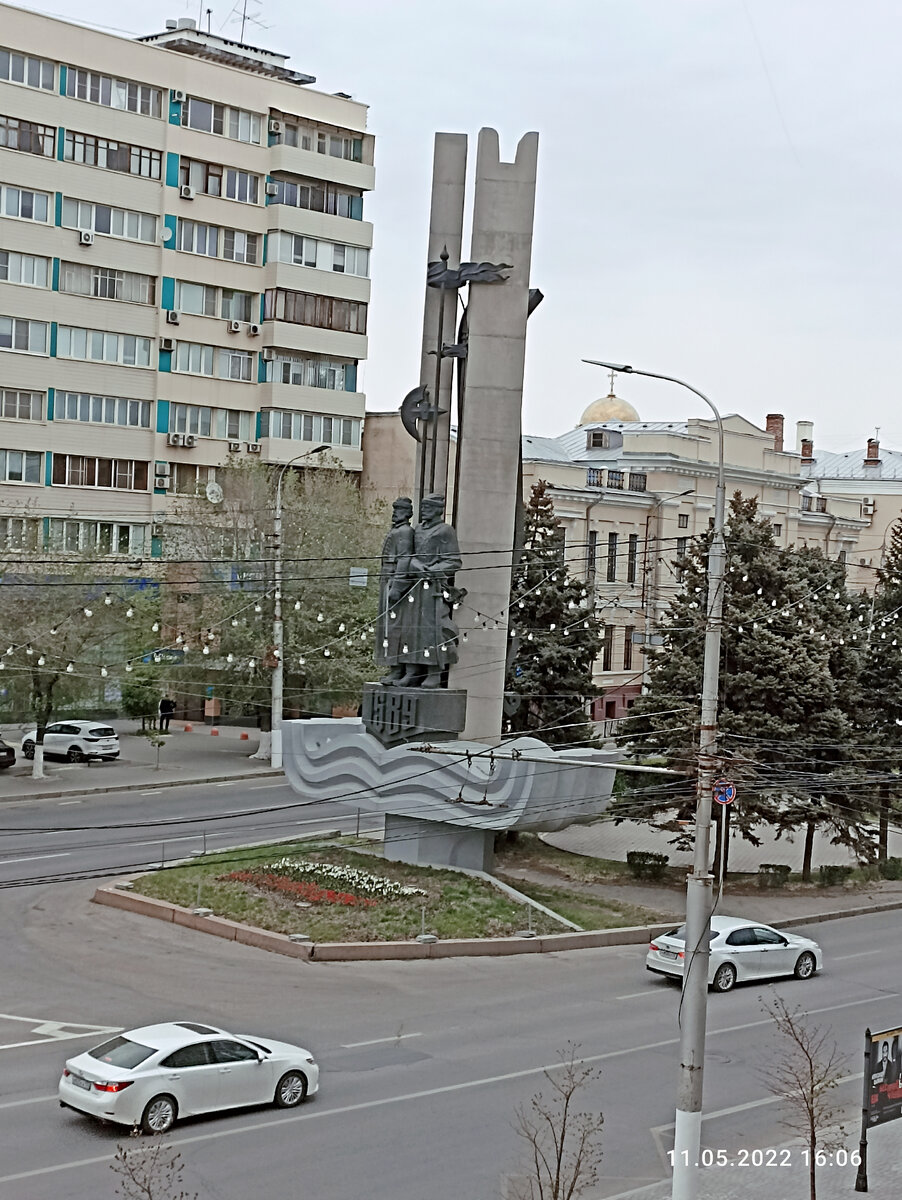 Вид на памятник из окна квартиры, в которой мы жили. 