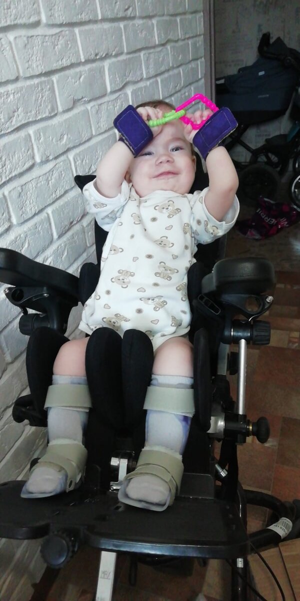 Арсений растёт очень жизнерадостным, любит общаться, правда пока – только взглядом, очень внимательно следит глазами за мамой и папой