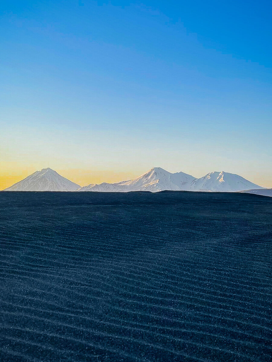 Пески Халактырского пляжа на фоне вулканов. Автор фото Сергей Зотов.