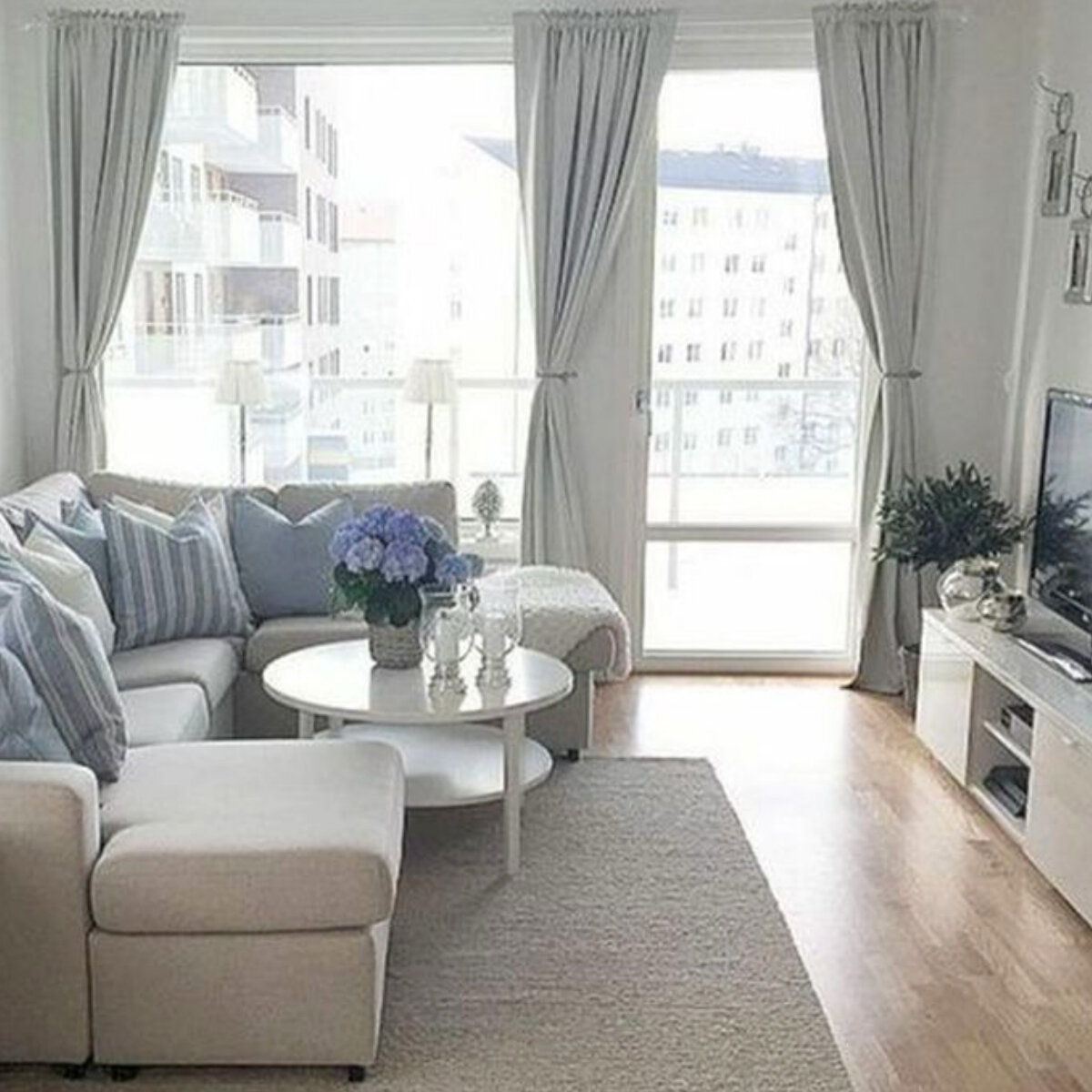 Современный интерьер гостиной малой площади. Фото 1.