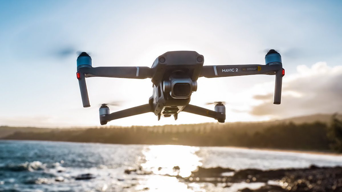 Съемка с дрона: нюансы и подвохи. Ведение съемки с дрона – это один из простых способов получить интересные и живописные кадры с высоты птичьего полета. Учитывая распространение этой технологии за последнее время и состояние экологии, можно сказать, что скоро птиц в небе явно будет меньше, чем маленьких беспилотников с камерами. А это значит только одно – повышается актуальность услуги по правовому сопровождению процесса съемки с дрона. Казалось бы, что тут сопровождать? Купил, запустил, начал снимать. Эх, если бы все так было просто…. этой статьи бы не было.
Стадия первая: регистрация. Давно пора бы привыкнуть, что многие вещи в нашей стране требуют фиксации со стороны государства. Разумеется, Ваш коптер мало кого интересует в правительственных органах, а вот летательный аппарат, которые способен вести съемку разных объектов сверху – уже иной разговор. Для того, чтобы зарегистрировать Вашего малыша с пропеллерами, нужно подать заявление через портал «Госуслуги». Данная услуга звучит так: «Учет беспилотных гражданских воздушных судов с максимальной взлетной массой от 0,15 до 30 кг», а услугу оказывает Федеральное агентство воздушного транспорта. Конечно, можно подать заявление и по-старинке, с помощью нашей доблестной Почты России, но будем честны, если бы у Вас не было смартфона, ноутбука или иного устройства с выходом в интернет – Вы бы не читали сейчас этот опус.
В данном заявлении на регистрацию Вы должны указать ФИО, паспортные данные, модель беспилотника, его габаритов и приложить фото. Иными словами (для понимания), задача данного заявления – привязать данный дрон именно к Вам.
Далее в течение пяти дней (в крайнем случае – недели) Ваше заявление рассмотрят, одобрят регистрацию и присвоят коптеру регистрационный номер. Его необходимо либо написать на корпусе БПЛА, либо приклеить бумажку с этим номером. Нужно же как-то опознать, кому принадлежит это чудо, в случае если беспилотник где-то упадет или заденет чье-то имущество.
Стадия вторая: ФСБ. Да-да, теперь, когда некоторые граждане нашей необъятной Родины догадались использовать дрон для съемок интересных объектов строительства, органы безопасности поняли, что нужно брать такие вопросы на контроль. Поэтому следующим этапом станет подача заявления на разрешение полета в определенной воздушной зоне со стороны отдела транспортной безопасности ФСБ. Заявление подается в свободной форме, главное опять-таки указать, что Вы, Такой-то Такойтович, хотите провести съемку с помощью дрона такой-то модели в период с такого-то числа по такое-то число и указать пределы той зоны, где будет осуществляться полет. Легче это сделать, приложив скриншот с карты, на которой отражены контрольные точки, на которых дрон останавливается и ведет съемку. И да, не забудьте указать в заявлении регистрационный номер. Зря что ли получали?)
Заявление в УФСБ по Вашему субъекту лучше принести нарочно, поскольку почтовый ящик они проверяют редко и неохотно, а заявления по электронной почте также могут быть проигнорированы или отклонены.
Стадия третья: согласование полета. Как так? Мы же уже согласовали полет с ФСБ?! А вот так. Мы обращались в ФСБ для проверки наших данных, дрона, в общем, с позиции «я и мой квадрокоптер не представляем угроз безопасности для государства и иных важных лиц». Теперь же, перейдем к следующему аспекту: «мой дрон не будет мешать самолетам и вертолетам перевозить пассажиров и грузы». Для этого есть такая замечательная организация под названием Государственная корпорация по организации воздушного движения в Российской Федерации, говоря короче – ОрВД. ОрВД следит за тем, чтобы воздушные суда не столкнулись и не создавали друг другу помех. Поэтому, имея на руках разрешение от ФСБ, регистрационный номер и намеченный маршрут полета – отправляем это все в ОрВД, чтобы они санкционировали полет. Для удобства выбора воздушной зоны и понимания, что уже занято для полета, а что свободно, советуем обратиться к сайту https://map.avtm.center/, где указаны все запретные зоны (как временные, так и постоянные), а также можно точно зафиксировать координаты контрольных точек. Да, на данном этапе важно отразить именно координаты, а не примерные границы/пределы полетной зоны, как было в случае с ФСБ.
И вот теперь, после согласия от ОрВД на осуществление полета дрона в указанные даты по указанному маршруту в указанной воздушной зоне, можно выдохнуть.
Если Вы еще не сгорели заживо от бюрократии и всех вышеописанных заявлений, если Ваши нервы все вытерпели и у Вас все еще осталось желание летать и что-то снимать, то искренне Вас поздравляем и восхищаемся Вашей выдержкой.
Но зачем себя мучать и проходить все эти круги бюрократического ада лично, когда можно нанять рожденных и обученных для этого специалистов? Юристы нашего адвокатского бюро «Партнер по праву» всегда готовы помочь Вам в этом нелегком деле. Свяжитесь с нами (по номеру телефона, почтой, через обратную связь на официальном сайте) и мы бесплатно проведем консультацию и вышлем шаблон заявления в ОрВД, где будут учтены все юридические формальности и подводные камни!
