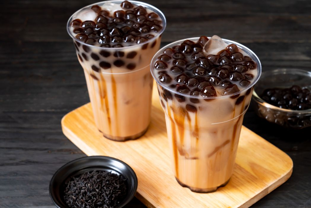 *Bubble tea – холодный чай с молоком и сладкими, похожими на мармелад шариками. Шарики для чая изготавливаются из крахмала тапиоки; этот напиток впервые появился на Тайване и вскоре обрёл популярность по всему миру