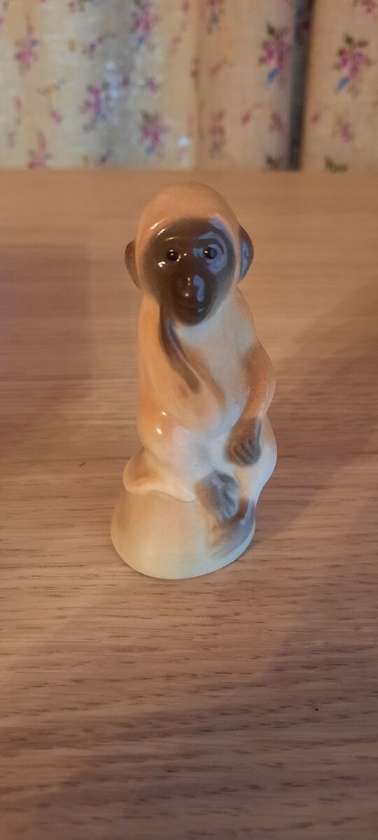 Фигурка Обезьяна, фарфор, СССР, производилась на ЛФЗ 1970-1991 гг. Фото автора.