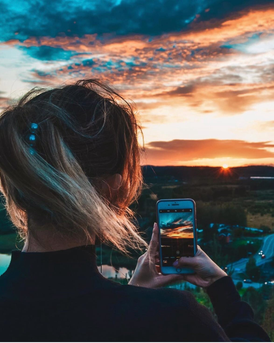 Я фотографирую закат с городища Паасо