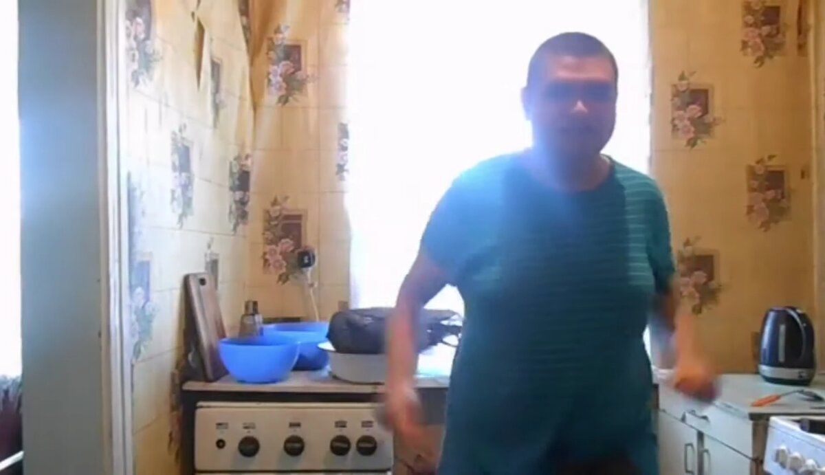 Кадр из мемного видео "дын дын дын мы жарим картошку"