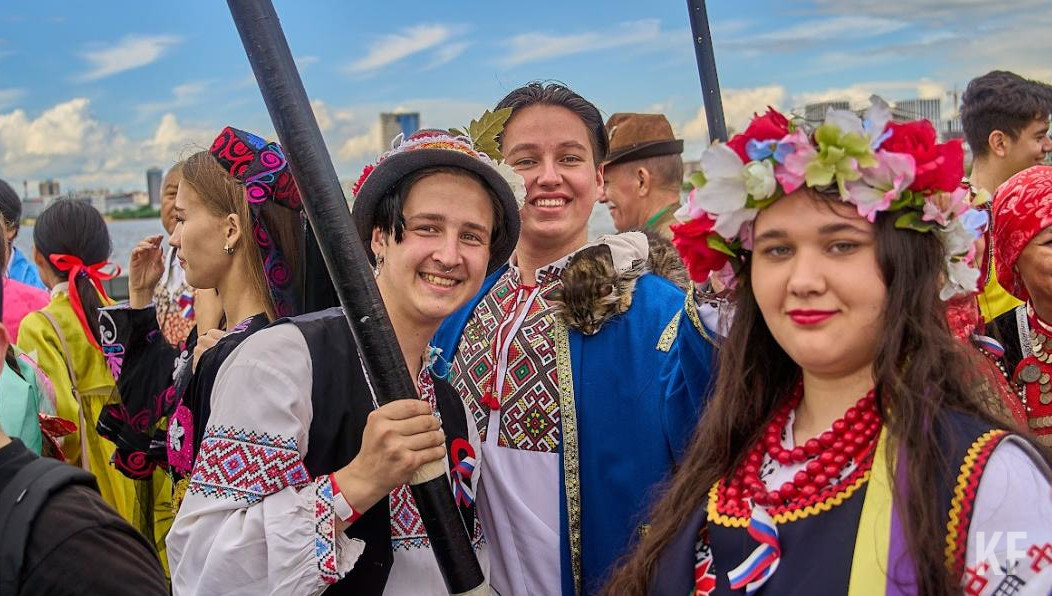 Парад народ. Народы Татарстана. Парад дружбы народов. Дружба народов Казань. Казань народ.