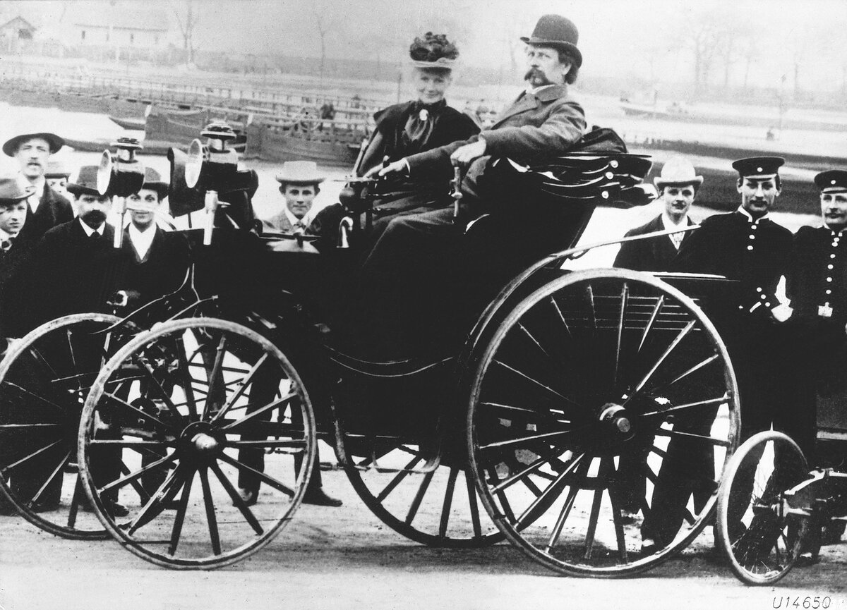 Карл Бенц с женой Бертой Бенц на автомобиле Benz Viktoria, модель 1894 года