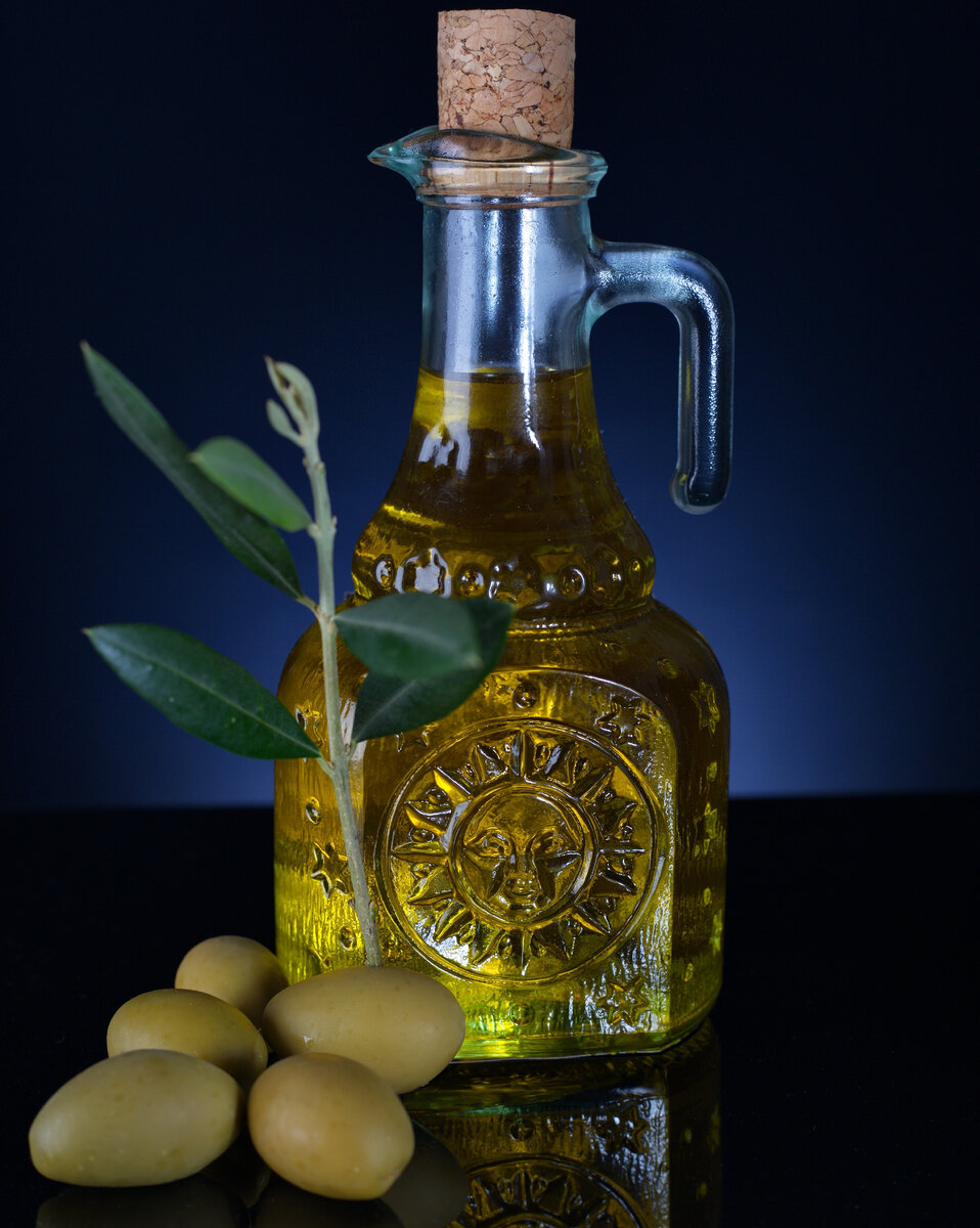 Оливковое масло используется в качестве уходового средства с древних времен. Еще в период Античности гречанки смешивали его с различными компонентами и втирали в кожу. А на волосы наносили в чистом виде, чтобы защитить от солнца и воздействия морского воздуха.