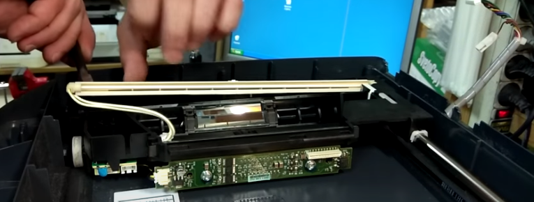 Ацетоном очистим от пыли зеркала