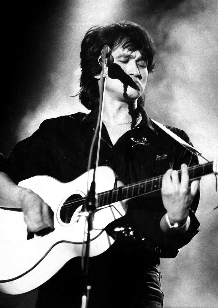 Виктор цой с гитарой картинки