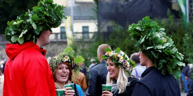 Вот они, стройные парни в венках))