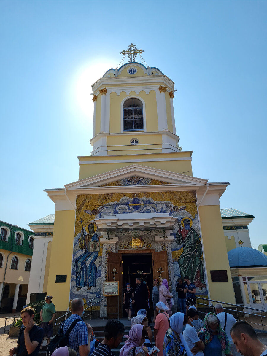 Вход в Собор Святой Троицы в Симферополе, где покоятся мощи Святителя.