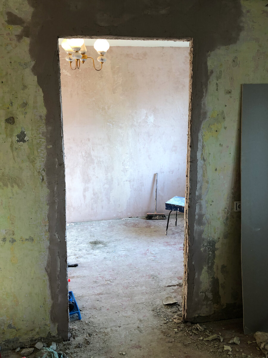 Интуитивно понимаю, что проёмы таковыми оставлять нельзя, сыплю порошок в ёмкость размешиваю, тихонечко промазываю стены. Чаще сижу на синей табуреточке и задумываюсь.