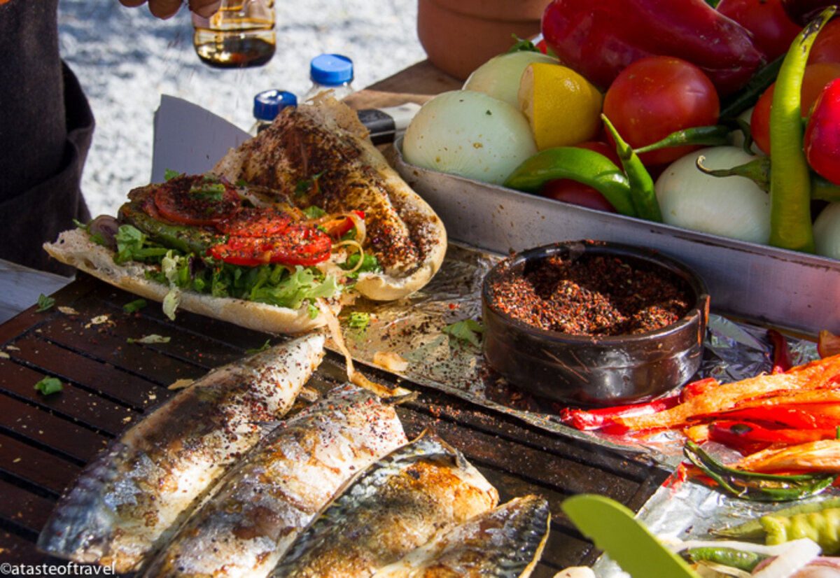 Балык экмек (balık-ekmek) (atasteoftravel)