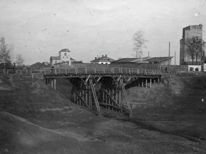 МОСТ И ЭЛЕВАТОР. ГОРОД МОЛОГА, ЯРОСЛАВСКАЯ ОБЛАСТЬ. 1930-Е ГОДЫ. ФОТОГРАФИЯ: ЕВГЕНИЙ ПИРОЖКОВ / РЫБИНСКИЙ ГОСУДАРСТВЕННЫЙ ИСТОРИКО-АРХИТЕКТУРНЫЙ И ХУДОЖЕСТВЕННЫЙ МУЗЕЙ-ЗАПОВЕДНИК, РЫБИНСК