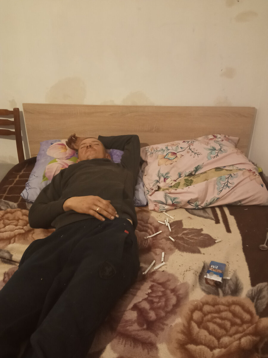 Пока папа спит после трудового дня, доча воспольЗовалась моментом  и вот что стало с сигаретами. 