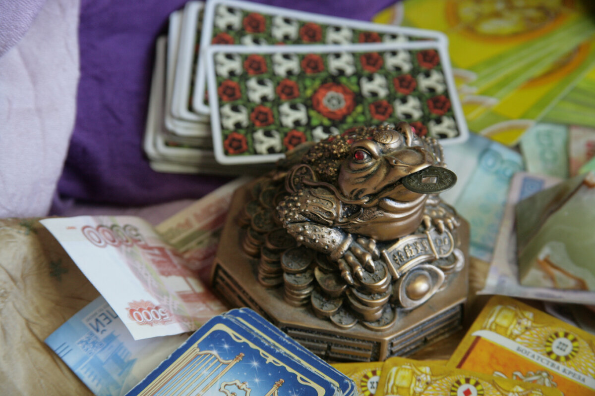 Если есть причина для богатства - то и жаба поможет. А если нет таких причин - то и выигрыш миллионов не поможет.