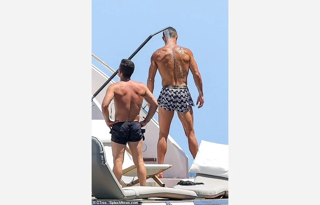Веселье на солнце: он наслаждался роскошным отдыхом на яхте с партнершей Джорджиной и друзьями. Фото: G Tress/SplashNews.com