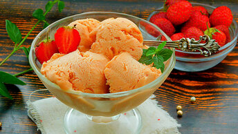 Клубничное из натуральных ингредиентов, мороженое: десерт.