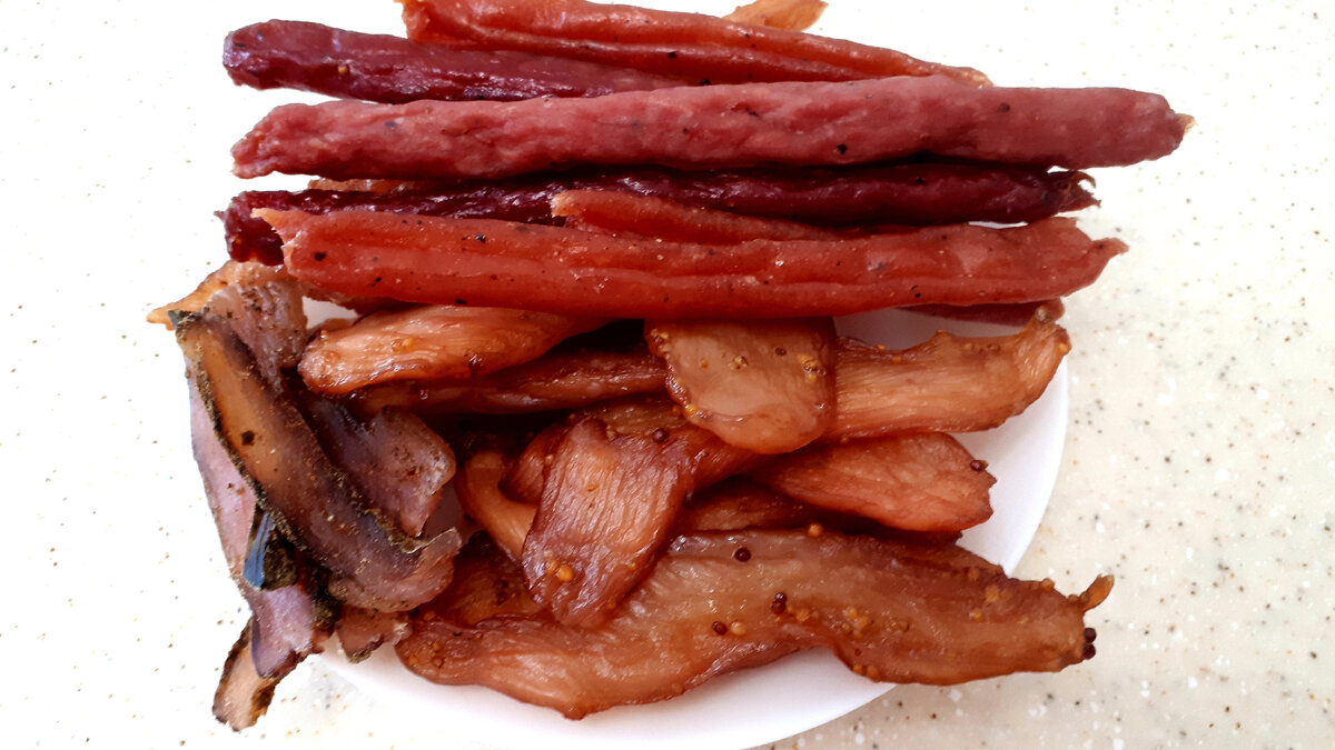 Мясные деликатесы. Слева - индюшиные грудки, справа - куриные грудки в маринаде, сверху - свиные и куриные колбаски. Все съедается очень быстро!