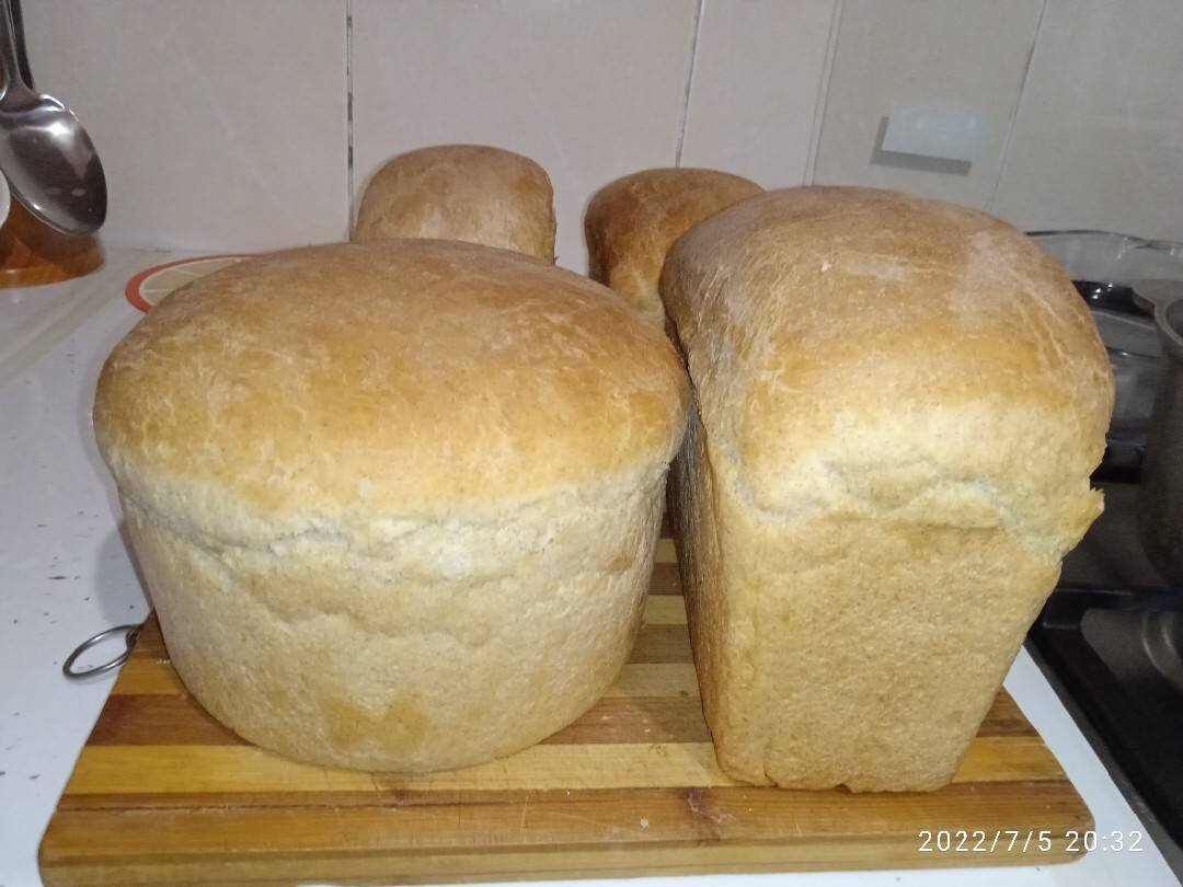Я хлеб не покупаю,а пеку его сама.Этому рецепту меня научила моя бабушка. Очень вкусный и воздушных хлебушек получается.